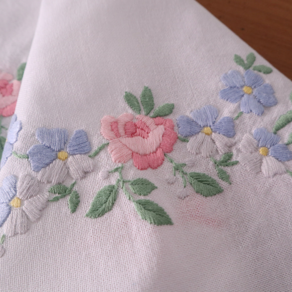 ドイツの手仕事/可愛いパステルカラーのピンクと水色のお花の手刺繍 コットン生地テーブルクロス(ヴィンテージ) 17枚目の画像