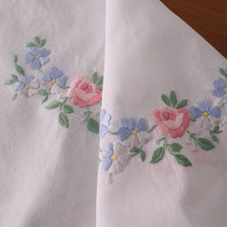 ドイツの手仕事/可愛いパステルカラーのピンクと水色のお花の手刺繍 コットン生地テーブルクロス(ヴィンテージ) 16枚目の画像