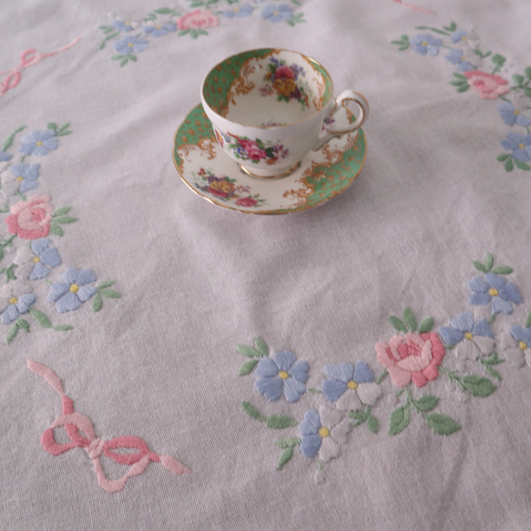 ドイツの手仕事/可愛いパステルカラーのピンクと水色のお花の手刺繍 コットン生地テーブルクロス(ヴィンテージ) 11枚目の画像