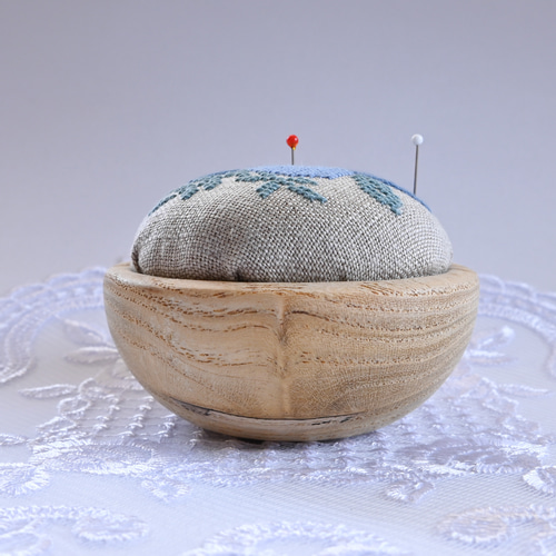 針迷子防止クロスステッチ刺繍ピンクッション＊リネンに刺繍の針山