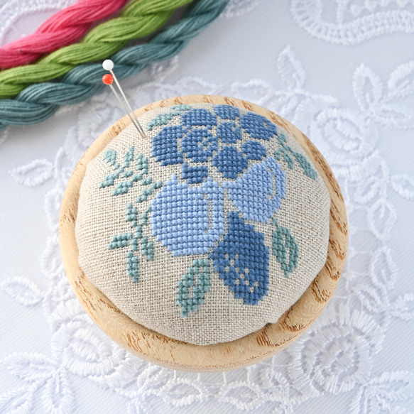 針迷子防止クロスステッチ刺繍ピンクッション＊リネンに刺繍の針山