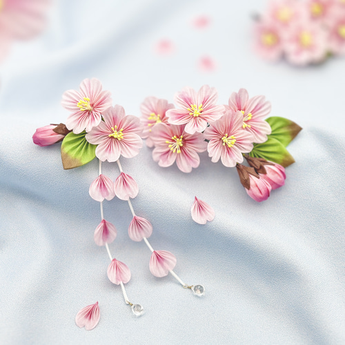 繊細な花びらの手染め羽二重 桜の髪飾り /つまみ細工 卒業式 着物 袴