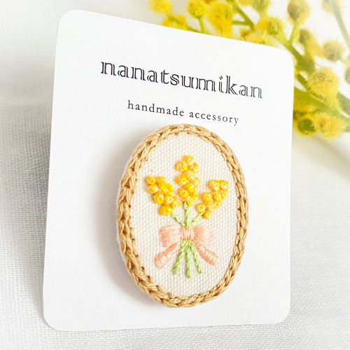 ミモザのブーケの刺繍ブローチ ブローチ nanatsumikan 通販