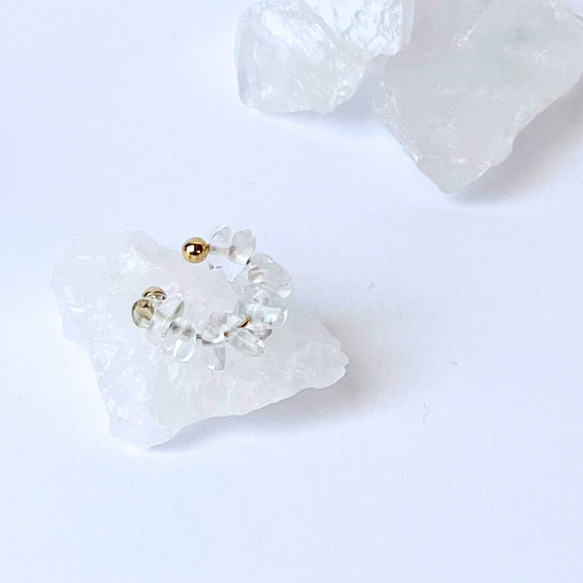 天然石　水晶のイヤーカフ　さざれ石　白　クリア　イヤリング　上品　プレゼント 1枚目の画像