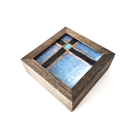 ステンドグラスのアンティーク調窓つき木製箱/小物入れ　青いプレゼントリボン 2枚目の画像