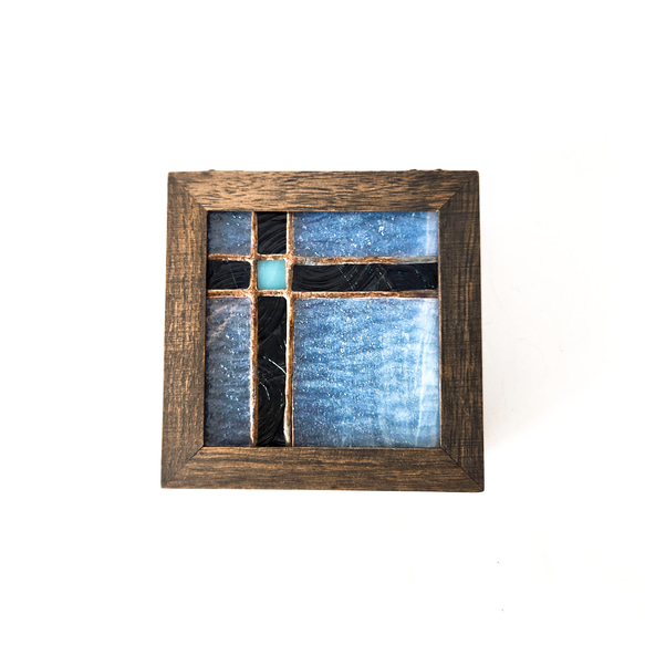 ステンドグラスのアンティーク調窓つき木製箱/小物入れ　青いプレゼントリボン 3枚目の画像