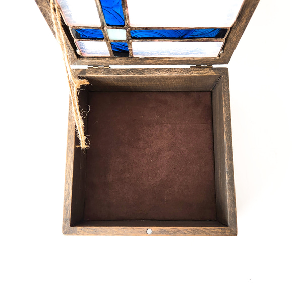 ステンドグラスのアンティーク調窓つき木製箱/小物入れ　青いプレゼントリボン 5枚目の画像