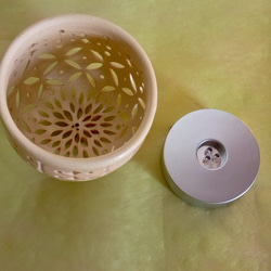 電池式LED陶器ランプシェード『白・手毬・七宝』は通販やす波窯の手作り作品です 4枚目の画像