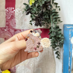 ふわもこリスの刺繍ブローチ 6枚目の画像