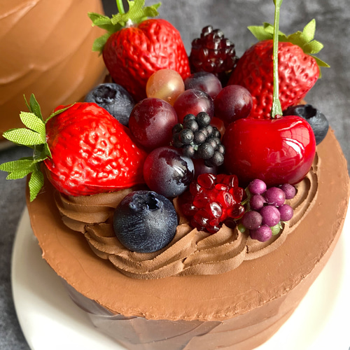 実物大 リアルサイズの真っ赤な苺チョコレートデコレーションケーキ