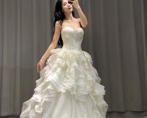 ホワイトウェディングドレス フレアスカート 953cbfb231bc90a2324b6dbecc8193