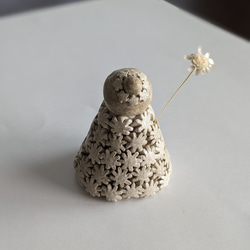 〚陶土〛お花のドレスを着た子の一輪挿し 4枚目の画像