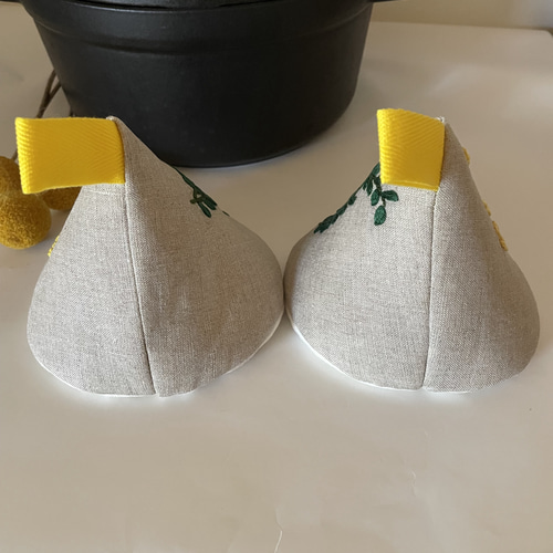 ミモザ手刺繍 三角鍋つかみ✳︎ストウブ鍋つかみ 2個セット