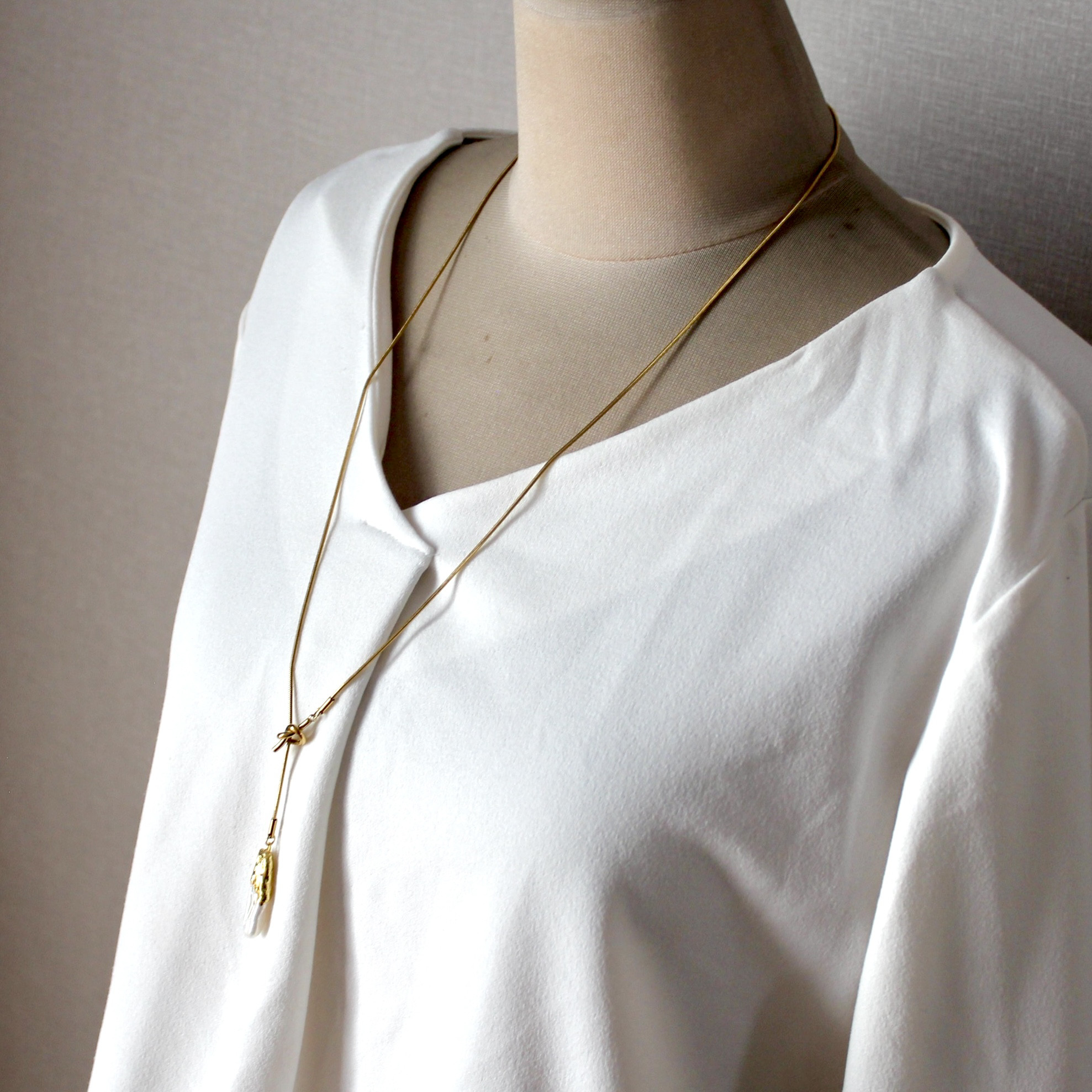 《Erosion》淡水パールと金箔の金属アレルギー対応　Y字ネックレス　送料無料