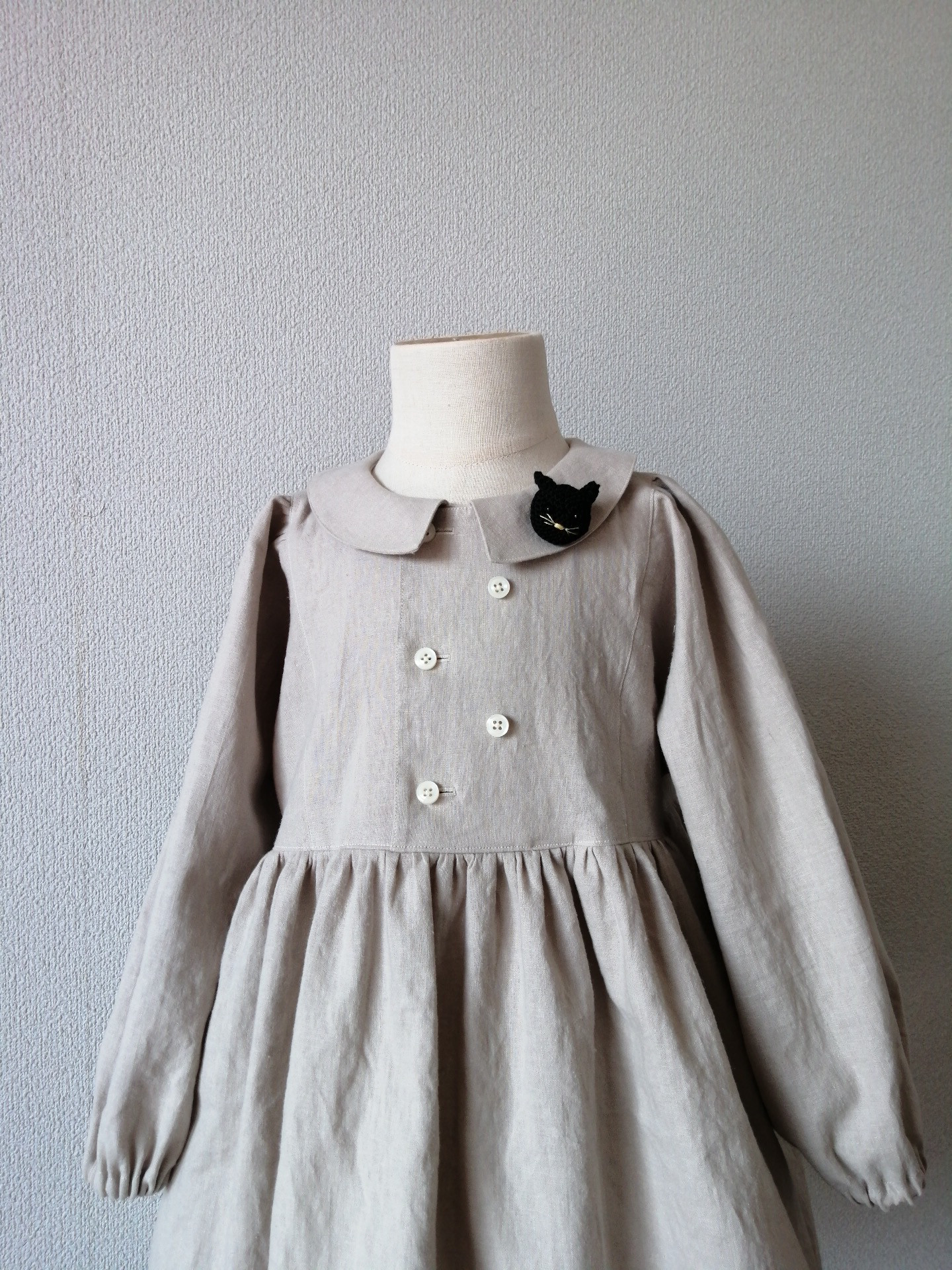 フラットカラーリネンワンピース　（サイズ９０~９５ サイズ１００~１０５）