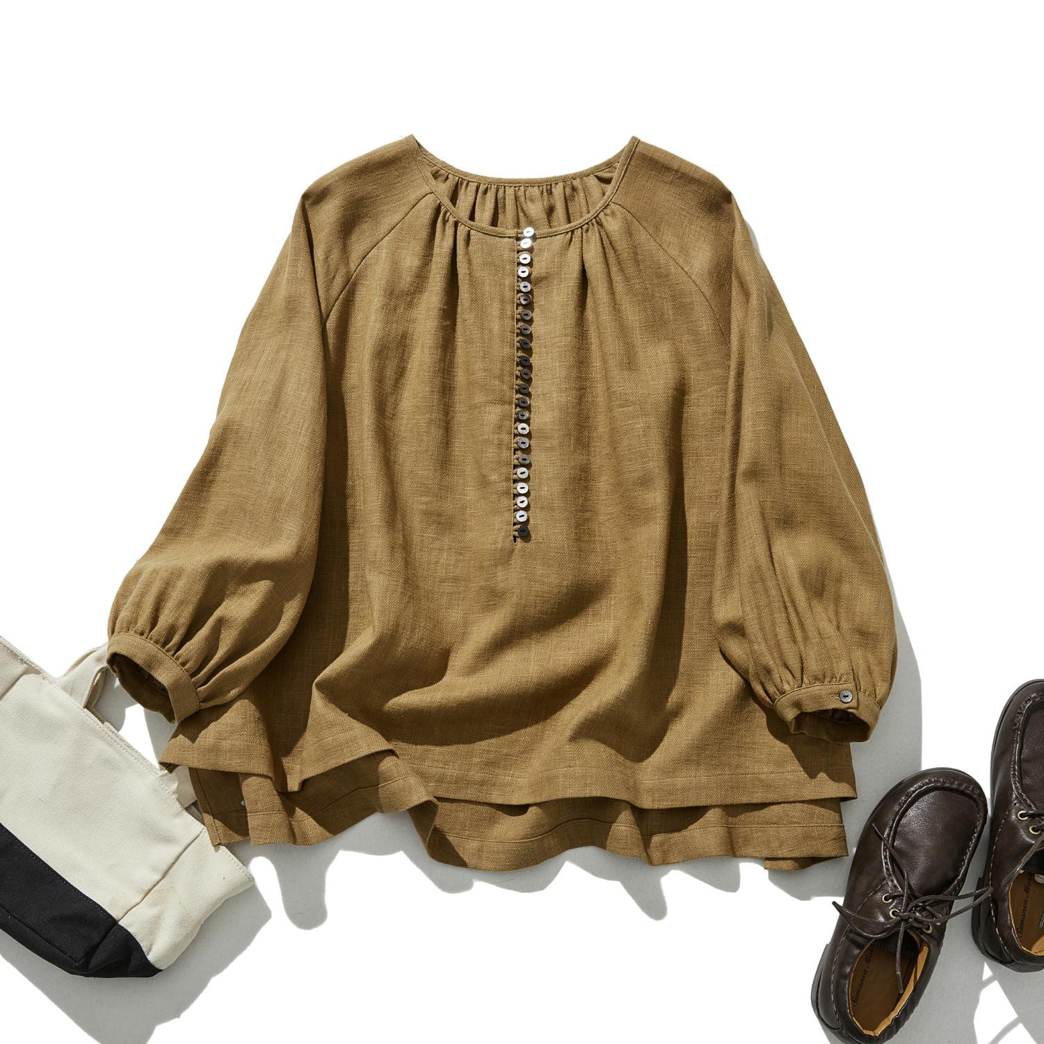 ナチュラルな風合いに魅了されるコットンリネン ブラウス　灰色みの黄褐　240312-2