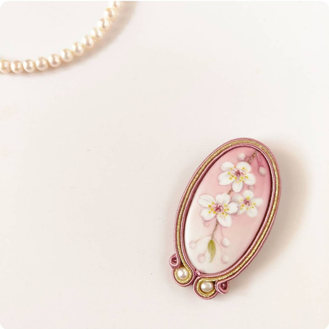 桜のブローチ　淡水パール　/　手描き