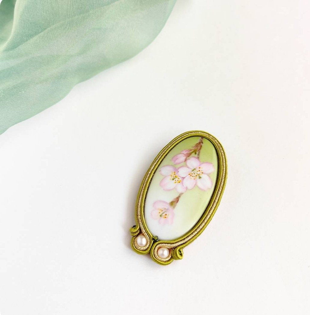 桜のブローチ  /  磁器絵付け  ソウタシエ  淡水パール