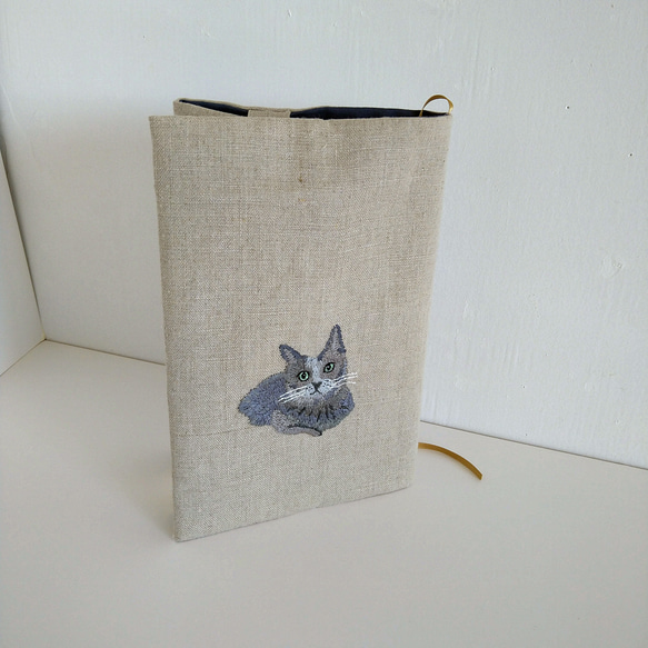 天然素材/ブックカバー/麻生地/普通サイズ/ねこ（ロシアンブルー）手刺繡 1枚目の画像