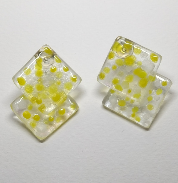 送料込　春色glassピアス（黄散らし） 1枚目の画像