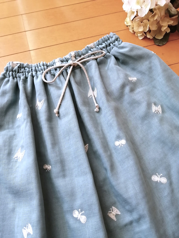 刺繍がかわいいダブルガーゼのギャザースカート　綿100　フリーサイズ　マスタード/ブルーグレー 4枚目の画像