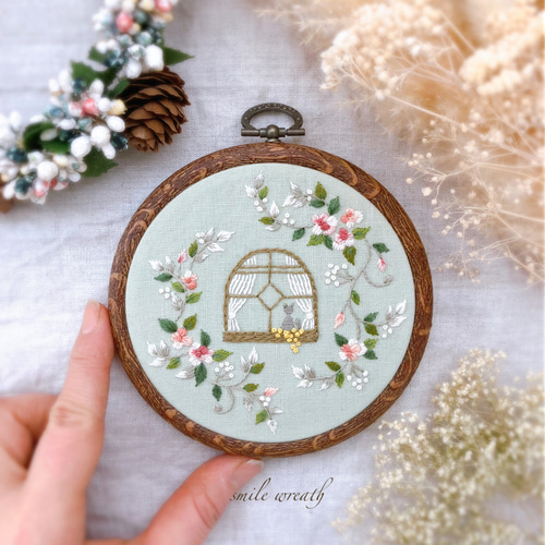 つるばらの刺繡フレーム緑】母の日の贈り物やご自分用に。オイル