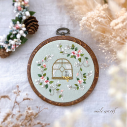 新春セール￥5500→￥4900【本を読む女の子刺繍フレームオレンジ