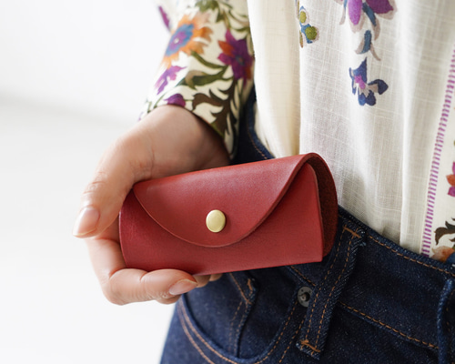 らすページ ケースなし、ストーリー序盤 転がらない倒れない本革ペンケース ボルドー マヤベリーversion