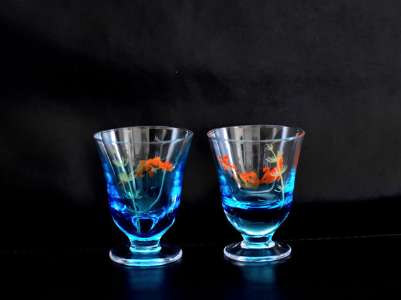 金魚が浮かぶガラスのおちょこ ペアグラス おちょこ・ぐい呑み・徳利 C