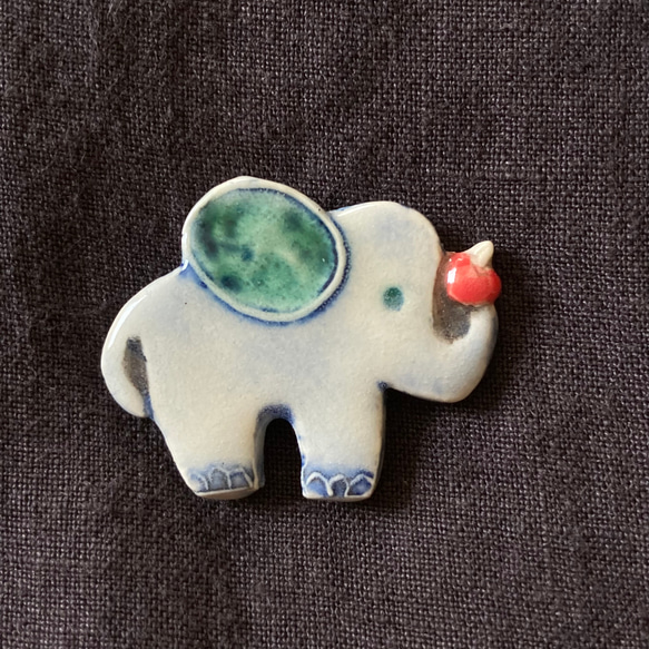 りんごを持った象のブローチ 5枚目の画像