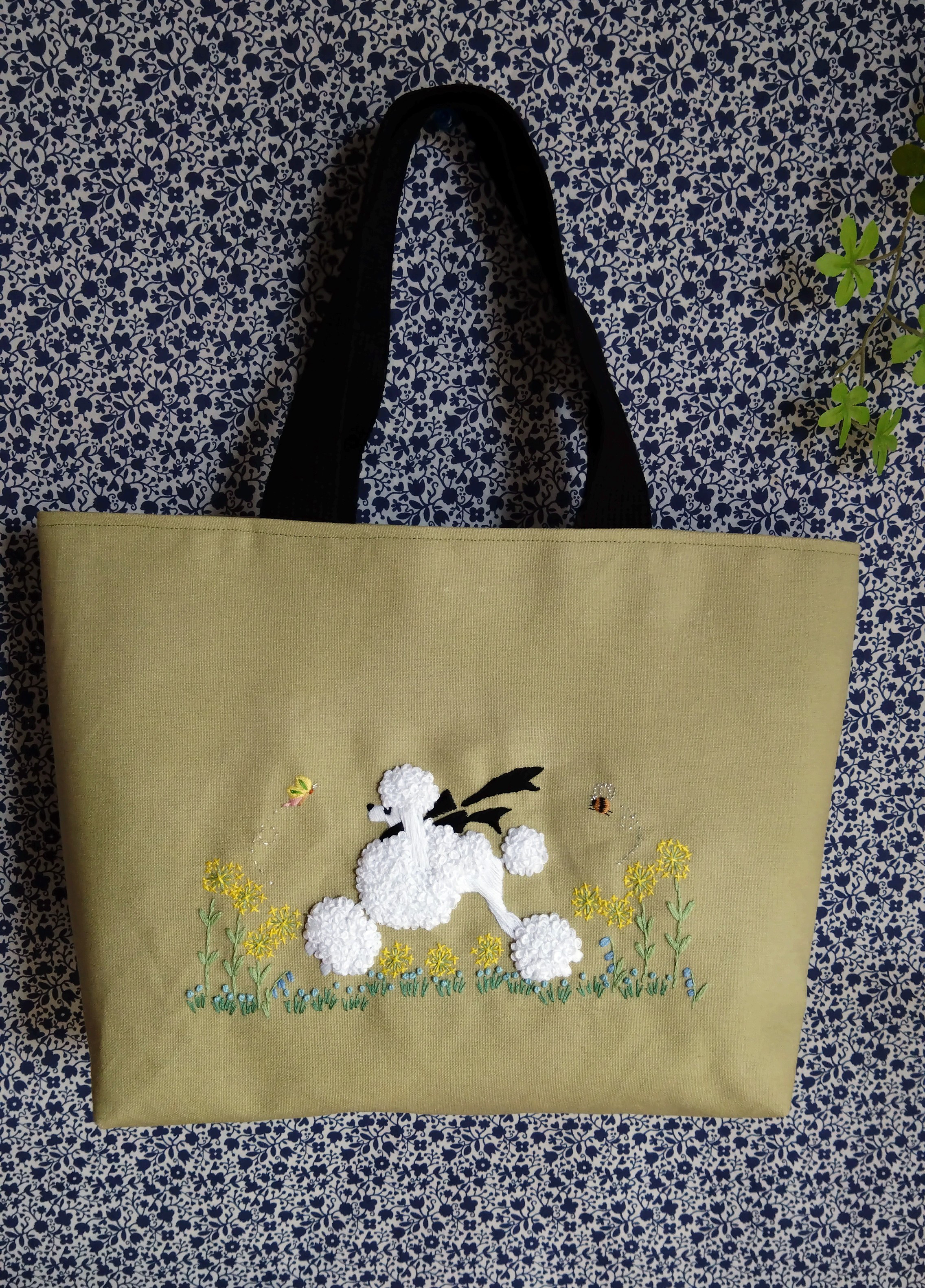 ホワイトプードルちゃんのお散歩刺繍バッグ（大）【底板付き