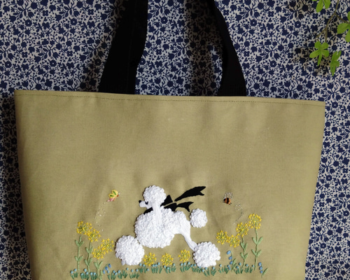 ホワイトプードルちゃんのお散歩刺繍バッグ（大）【底板付き
