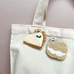 ケーキと猫の刺繍ブローチ 9枚目の画像