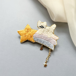 流れ星に乗る猫の刺繍ブローチ 2枚目の画像