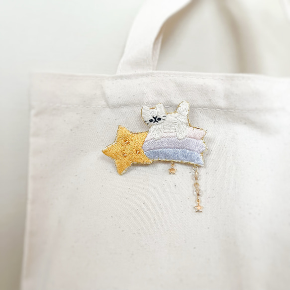 流れ星に乗る猫の刺繍ブローチ 4枚目の画像