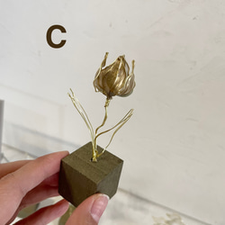 C 販売ページ　ゴールドのお花の置物 1枚目の画像