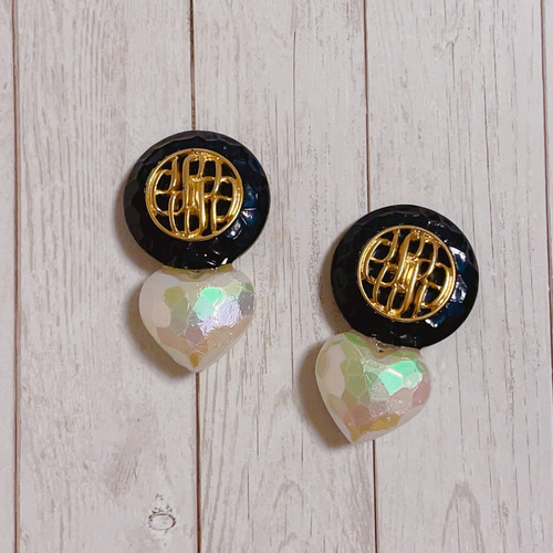 A474…大ぶり ビンテージボタン×ハート イヤリング ピアス ハンドメイド 