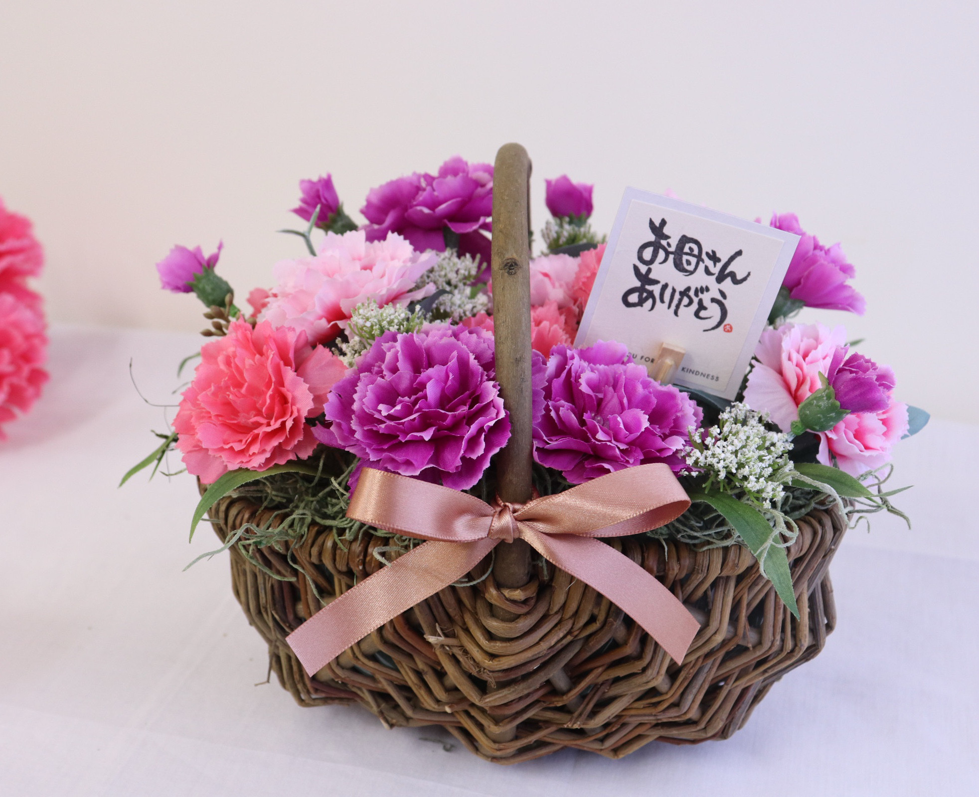 【母の日】ピンクmixカーネーションのバスケットアレンジ　枯れない花・手入れ不要