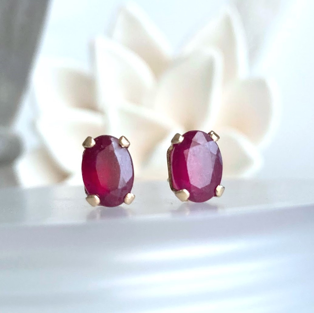 大粒ルビーのスタッド・ピアス（7月の誕生石）