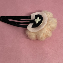 桜の花の羊毛フェルトのパッチンピン(M) ヘアピン 2枚目の画像