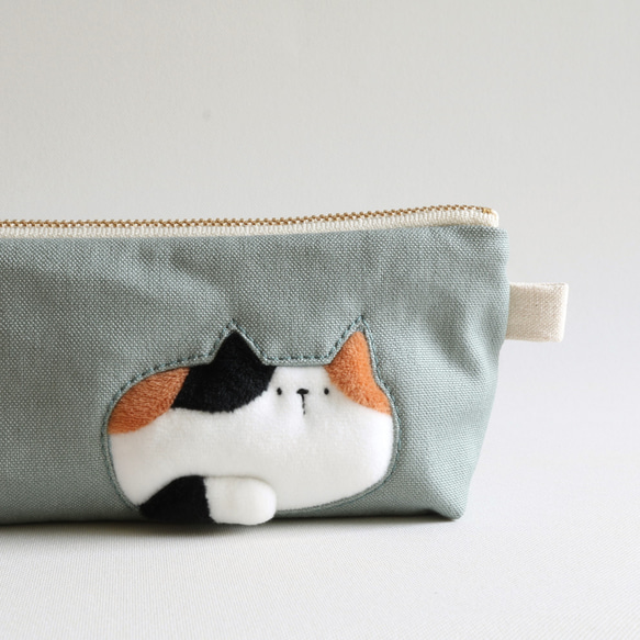 ペンケースで一休みする猫のペンケース(三毛猫　セージグリーン) 3枚目の画像