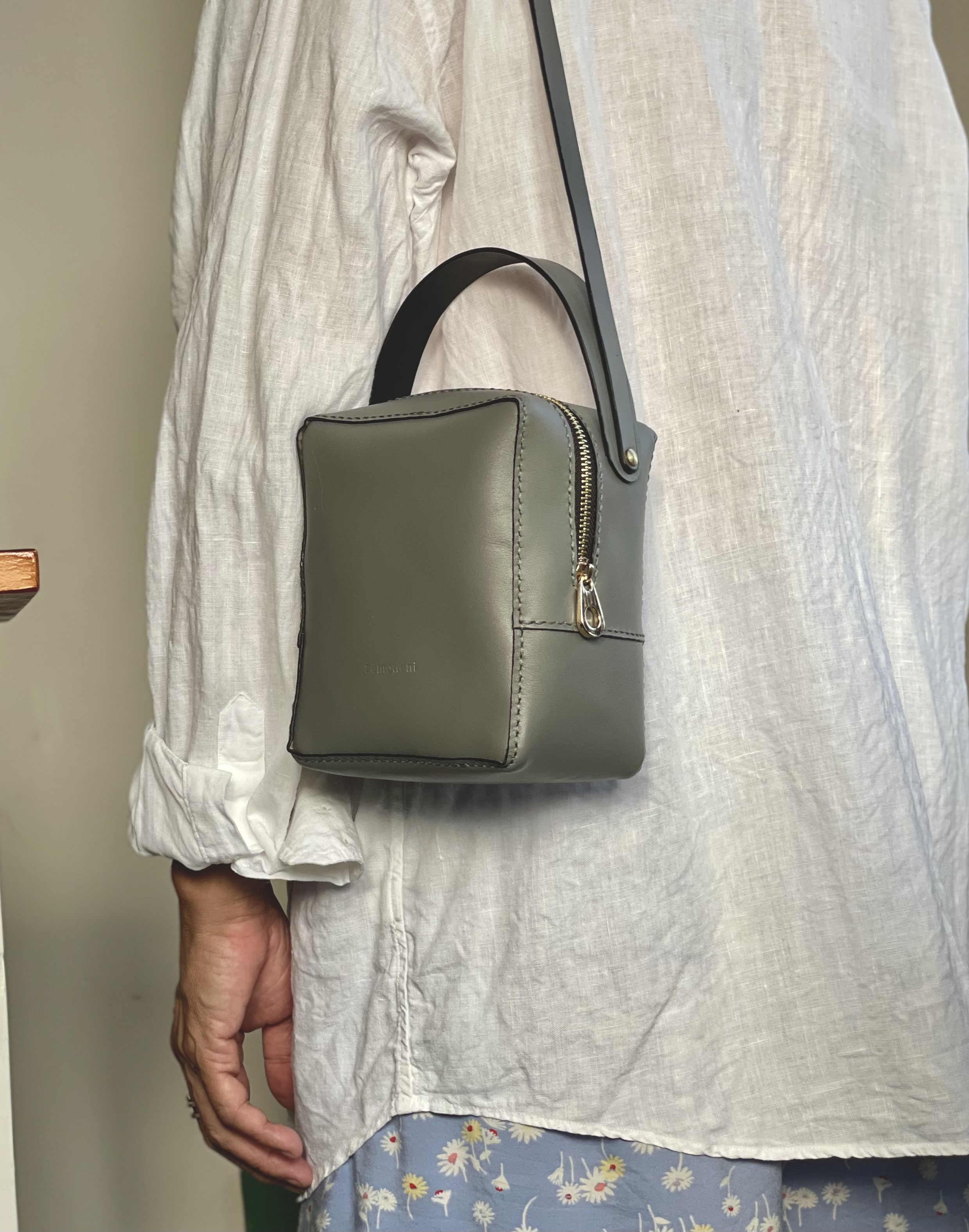 オールハンドメイド牛革ハンドバッグ 斜めがけバッグ ダークグレー