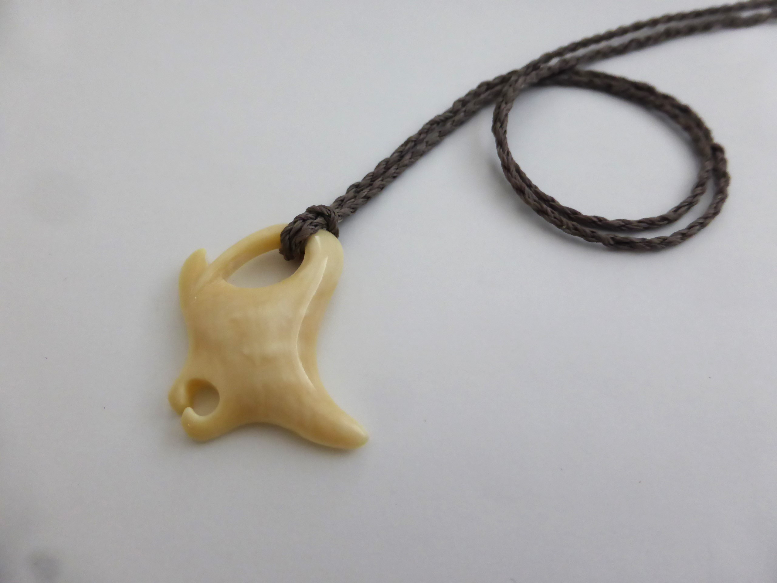 【値下げ】鯨歯　マッコウクジラ　曲りタイプ　ペンダントトップ 【値下げ】鯨歯　マッコウクジラ　曲りタイプ　ペンダントトップ