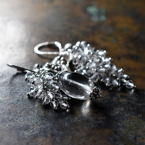 アンティークボヘミアビーズとたわわなクォーツ、カレンシルバーのお花