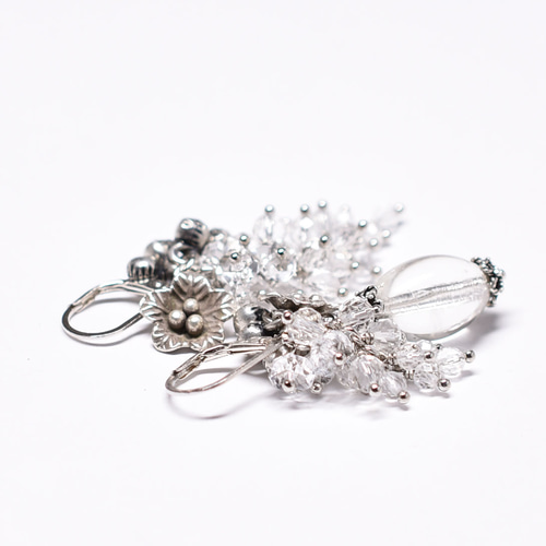 アンティークボヘミアビーズとたわわなクォーツ、カレンシルバーのお花