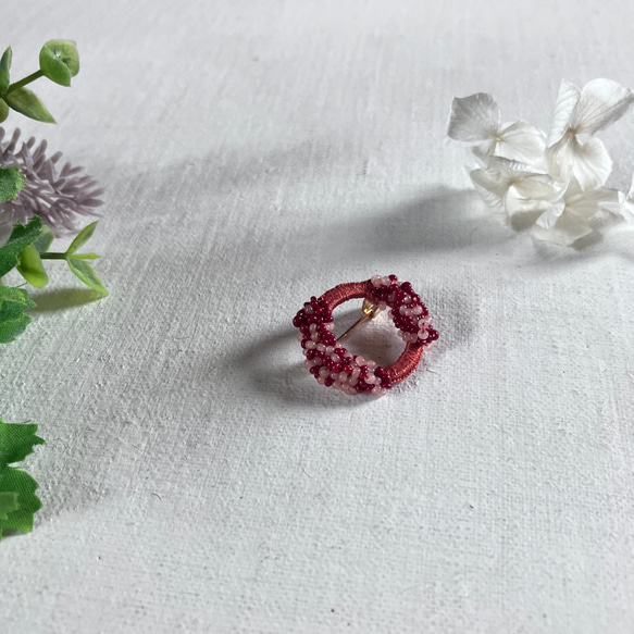 絹糸とフランスアンティークビーズのブローチ  梅桃桜　circle brooch 小　 6枚目の画像