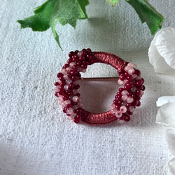 絹糸とフランスアンティークビーズのブローチ  梅桃桜　circle brooch 小　 1枚目の画像