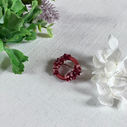 絹糸とフランスアンティークビーズのブローチ  梅桃桜　circle brooch 小　 5枚目の画像