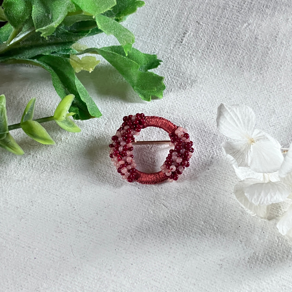 絹糸とフランスアンティークビーズのブローチ  梅桃桜　circle brooch 小　 2枚目の画像