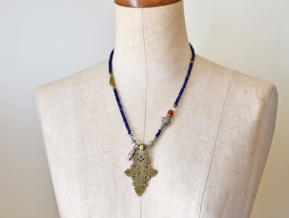 一套埃塞俄比亞十字架、古老的喜馬偕爾銀、米佐拉姆紅玉髓、古老的水晶、布吉納法索黃銅和青金石珠。 第9張的照片